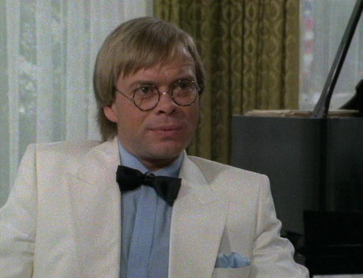 Das reicht jetzt auch seiner freundin tessa, sie wirft ihn raus. Volker Lechtenbrink